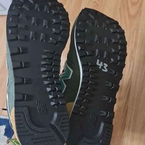 Shoes number 36 and it is 23 cm foot